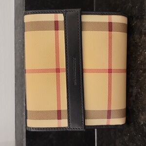 Beautiful BURBERRY wallet EUC